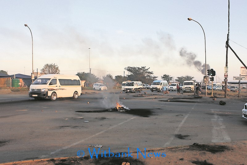 The communities of KwaGuqa and Hlalanikahle are not happy with Operation Hlasela. They protested by burning tyres and preventing people from going to and from work earlier this week.