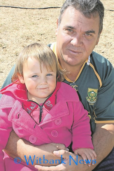 Klein Carla het die fees saam haar Pappa, Wessie van der Westhuizen, geniet.