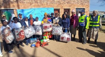 Phola SAPS donated blankets and groceries on Mandela Day.