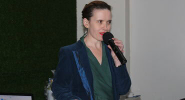 Host and MC Marcia Keen brought energy and entertainment to the Wine and Wisdom fundraising evening, volunteering her time to support CSC Witbank.