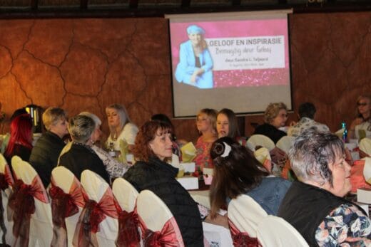 ATKV dames geniet ’n heerlike oggendtee in eMalahleni. (Foto Cindy van der Merwe).
