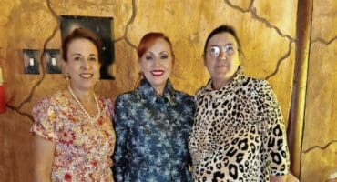 Lizette Jansen van Rensburg, Sandra Taljaard en Janet Johnstone het die ATKV damestee in eMalahleni saam kom geniet. (Foto Cindy van der Merwe).