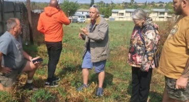 ’n Oop stuk veld in Monastraat was vanoggend ’n miernes van bedrywigheid toe ‘n vuurwapen gevind is wat Saterdagaand tydens ’n huisroof gesteel is.