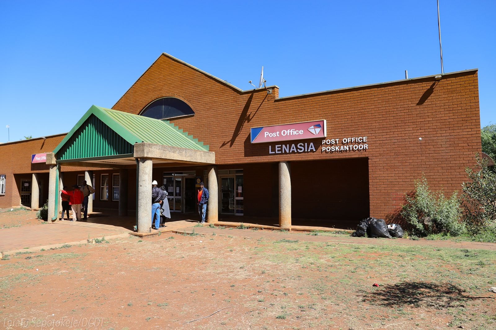 Minister Gungubele conducts oversight visits to Lenasia and Protea post offices Rising Sun