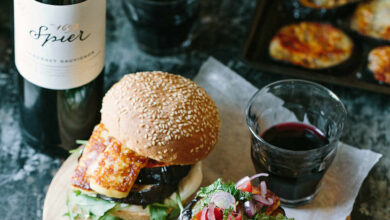 4 JUNE - SATURDAY ENTERTAIN – Grilled aubergine and halloumi burgers with mint and tomato salsa