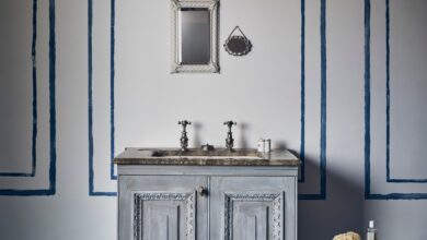 Annie Sloan - Bathroom - Chalk Paint in Greek Blue and Pure - Lifestyle - Portrait