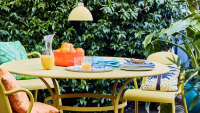 Annie Sloan - Outdoor dining - Chalk Paint in English Yellow with Gloss Lacquer - Lifestyle - Portrait