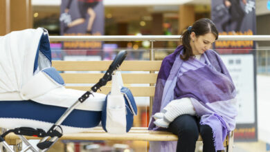 Breastfeeding in public: Expert tips