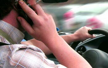 Chatting away on cellphone linked to spike in allergies