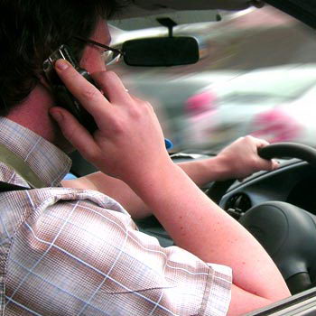 Chatting away on cellphone linked to spike in allergies