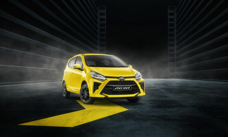 Dark Cinematic Futuristic Modern Garage Showroom Tunnel Corridor Concrete Metal Grunge Reflective Glossy Empty Space White Glow Showcase Stage Underground Hallway Entrance 3D Rendering