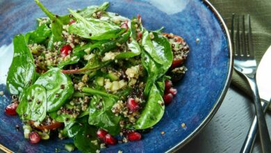 Green,Salad,(spinach),With,Quinoa,And,Pomegranate,Seeds,In,A