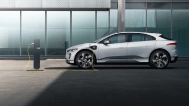 Jag_I-PACE_21MY_Exterior_Charging_Indus Silver_02.06.20_002