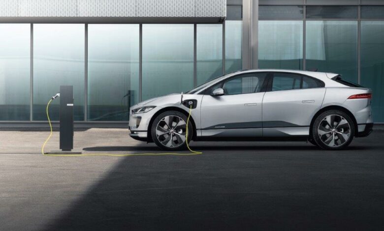 Jag_I-PACE_21MY_Exterior_Charging_Indus Silver_02.06.20_002