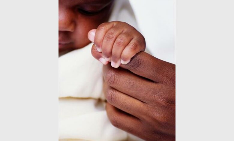 newborn baby (Medi_545144838