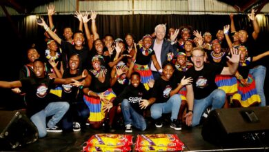 Nigel & Choir 1x (Medium)