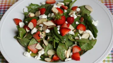 spinach and strawberry salad (Medium)