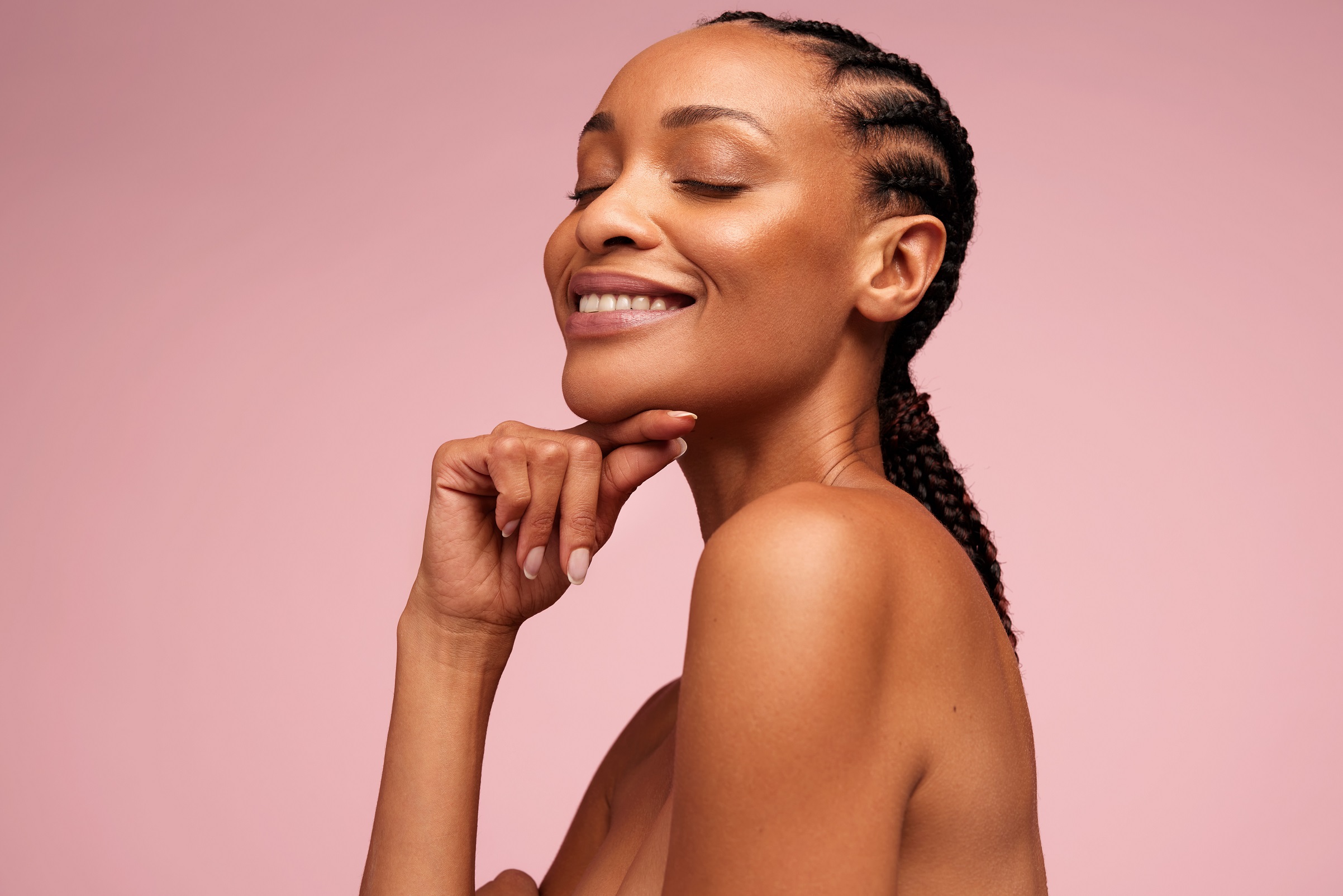 Close,Up,Of,Beautiful,Woman,With,Hand,On,Chin.,African