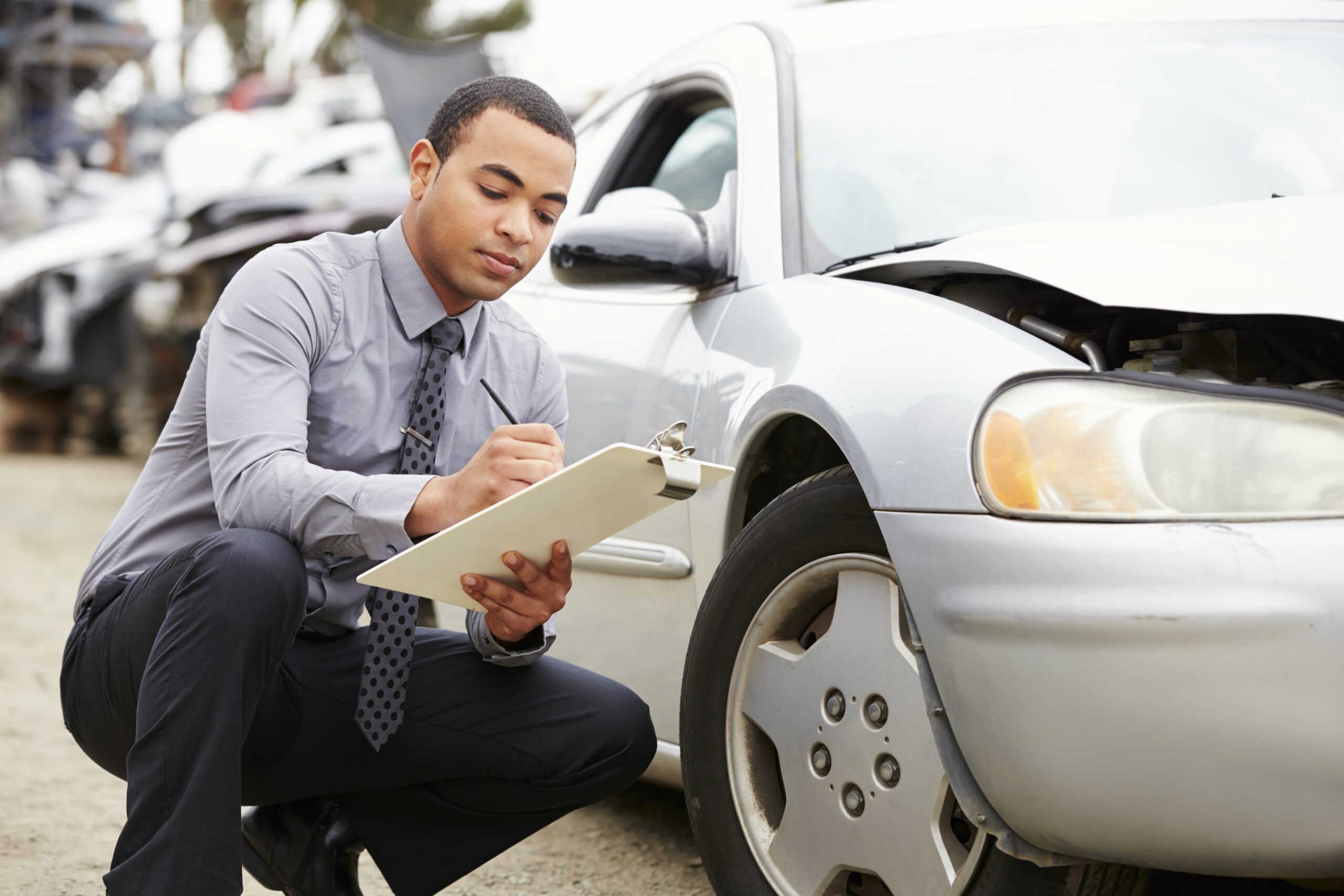 loss-adjuster-inspecting-car-involved-in-accident-2021-08-26-16-12-50-ut...