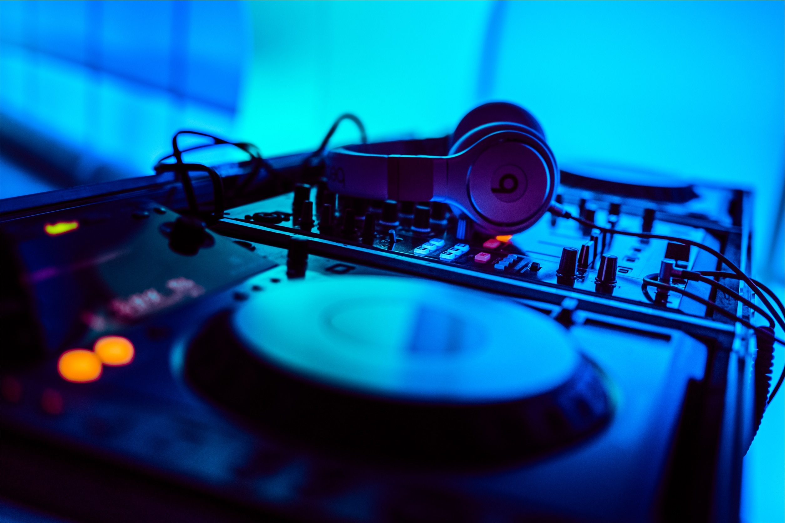 MUSIC & NIGHTLIFE