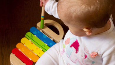 When do babies develop the pincer grasp?