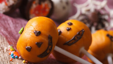 Spooktacular Halloween pumpkin cake pops