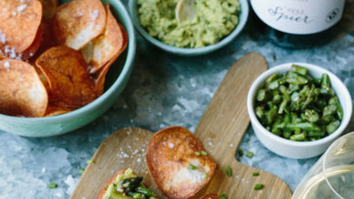 Potato crisps with avocado dip and asparagus