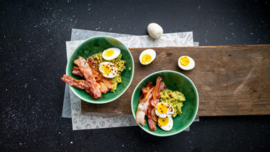Spicy avo and crispy bacon breakfast bowl