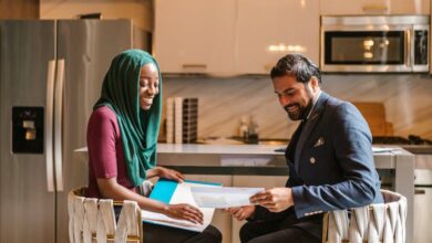 Photo: Property buyer consulting with a property investment advisor/Pexels.