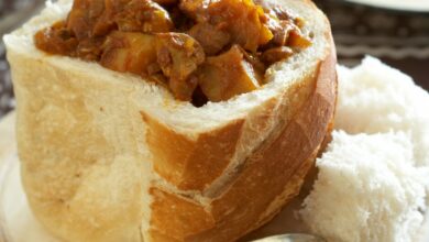 Curried bunny chow with button mushrooms