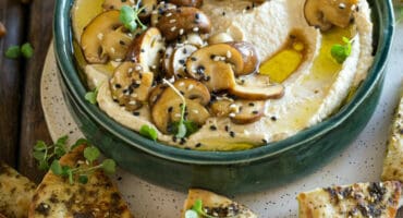 Easy hummus recipe with sesame mushroom topping