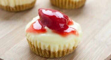 Yummy mini strawberry cheesecakes with oat-based crust