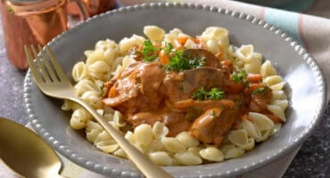 Creamy chicken livers on shell noodles