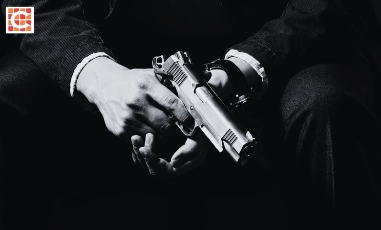 Image for illustration purposes. Man with a gun.