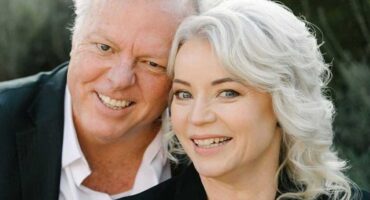 Smiling mature couple outdoors, representing network news and community engagement in digital marketing.