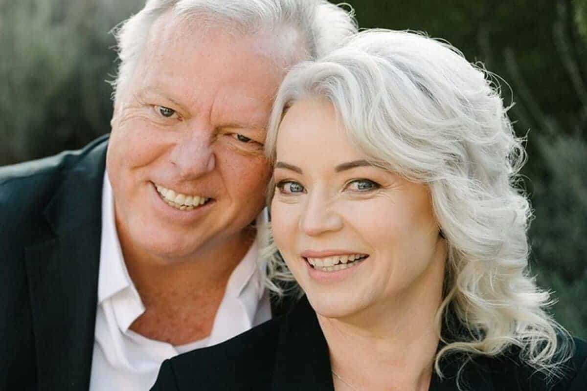 Smiling mature couple outdoors, representing network news and community engagement in digital marketing.