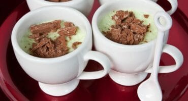 Lime mousse with chocolate flakes