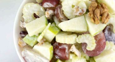 Yoghurt oaty pots with grapes, celery and apples