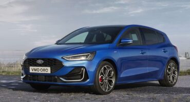 A blue Ford Focus 2021.