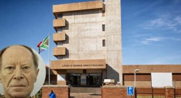 Foto van die Potchefstroom hofgebou met 'n inlas van 'n bejaarde man aan die linkerkant