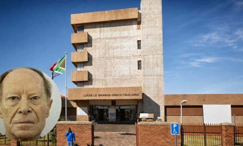 Foto van die Potchefstroom hofgebou met 'n inlas van 'n bejaarde man aan die linkerkant