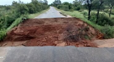 The road to the Skukuza to Phabeni Gate has been flooded and cut off making the gate inaccessible.