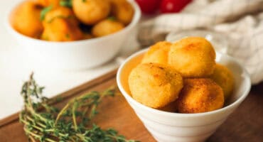 Crispy air fryer Babybel cheese bites