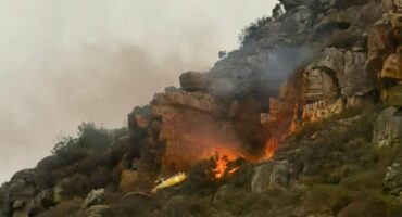 Fire and smike can be seen in the Table Mountain National Park after a helicopter crash