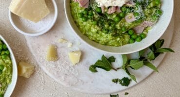 Creamy pea and ham risotto with dry white wine