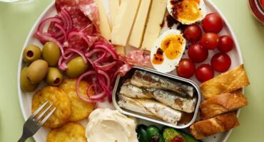 Easy-to-make savoury snack platter for two
