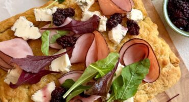 Gypsy ham, gorgonzola and blackberry flatbread