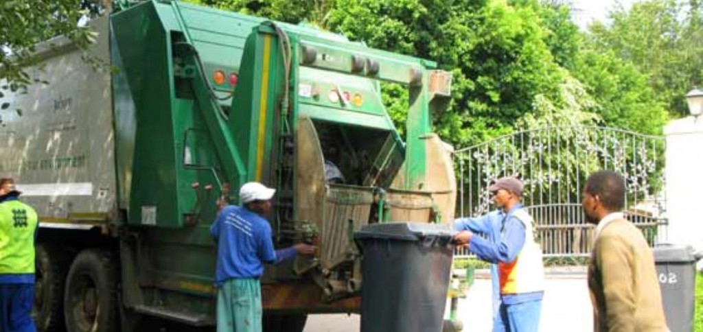 Pikitup has warned Johannesburg residents to expect possible waste collection delays as newly appointed fleet service providers familiarise themselves with collection routes across the city.