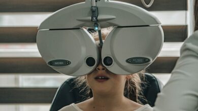 What are the signs of glaucoma in children?