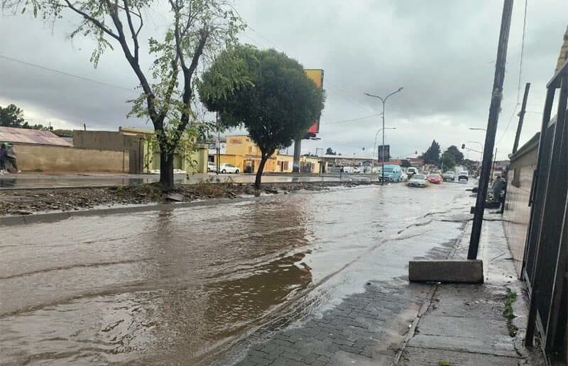 It was reported that one side of the road floods after heavy rains and disrupts cars and households.